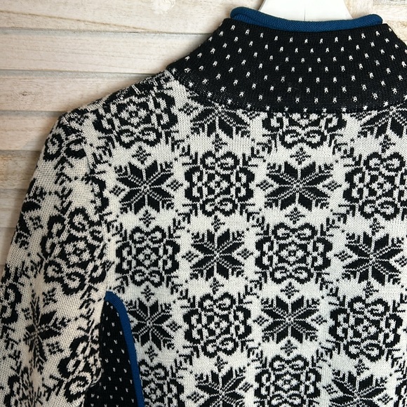 Icelandic Design Nordic Snowflake Print Full Zip Sweater - Picture 8 of 11